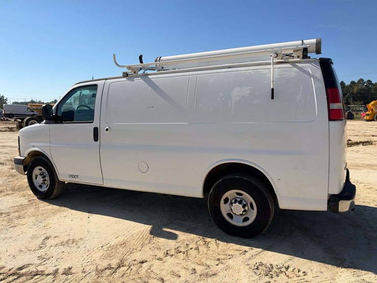2014-chevrolet-express-2500-image-2