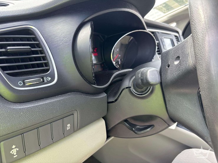 2016-kia-sedona-image-8
