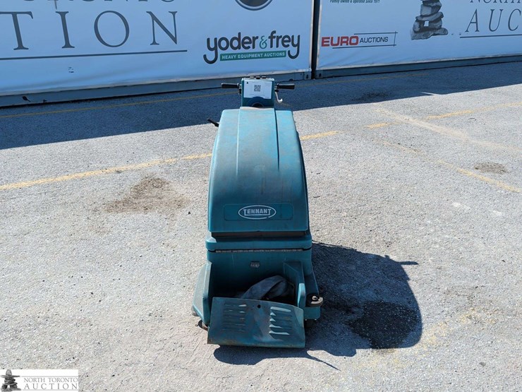 non-operable-tennant-2550-floor-scrubber-image-2