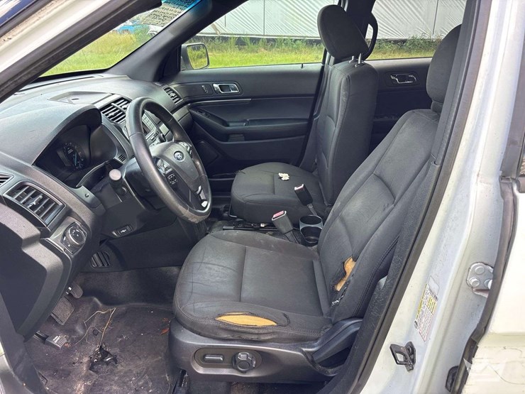 2016-ford-explorer-image-12