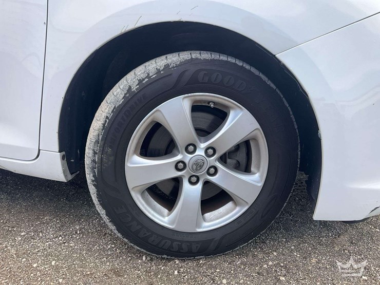 2013-toyota-sienna-image-22