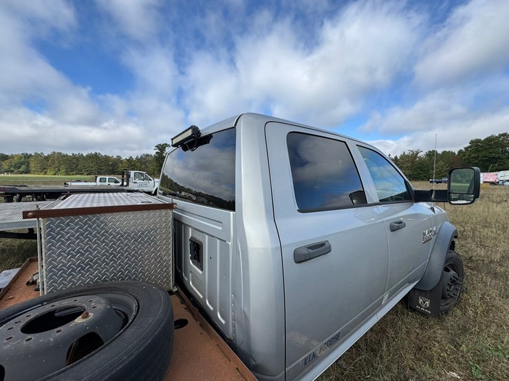 #1941-•-2017-ram-5500-cab-&-chassis-image-23