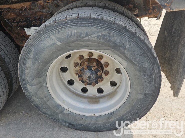 2019-freightliner-122sd-image-19