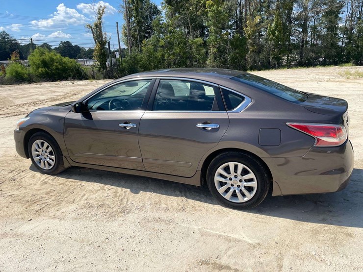 2015-nissan-altima-s-4-door-sedan-(149,037-miles)-image-2