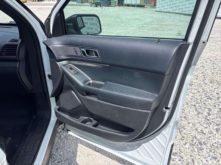 2016-ford-explorer-image-22