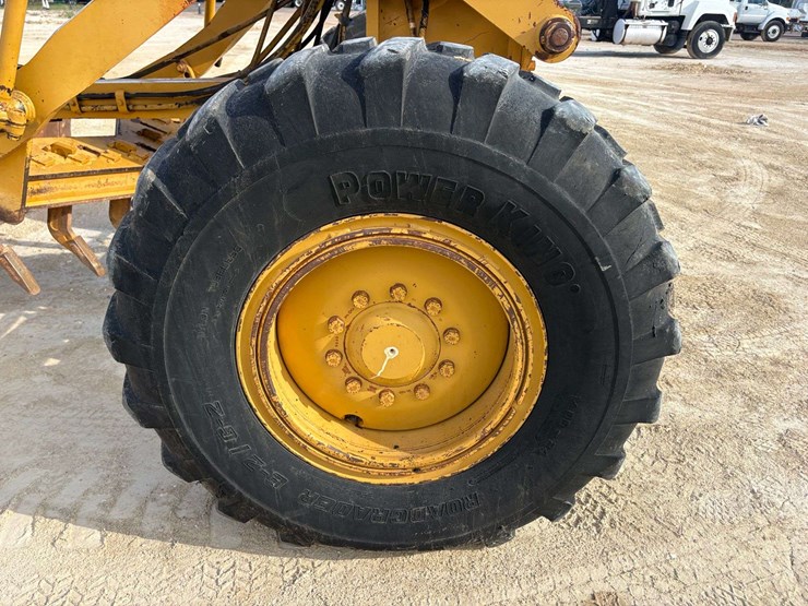 2001-caterpillar-12h-image-46