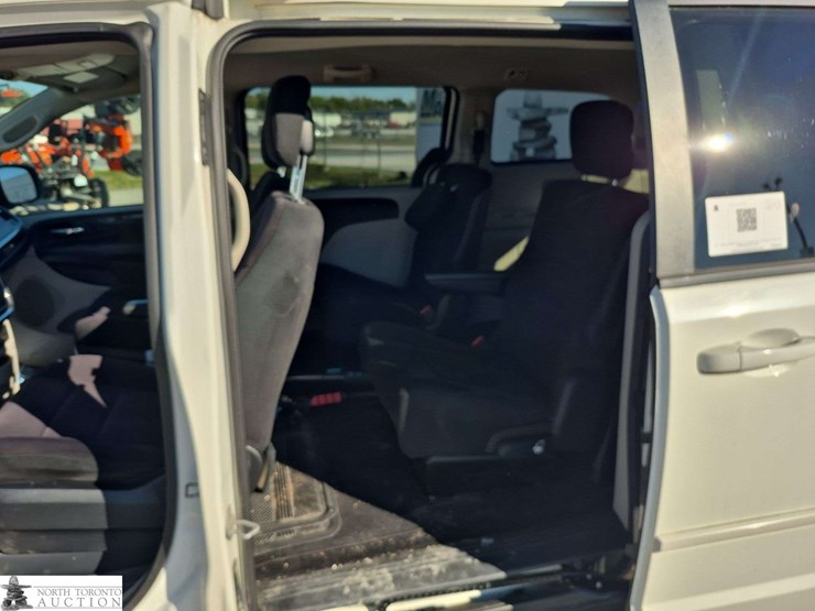 2011-dodge-grand-caravan-se-image-14