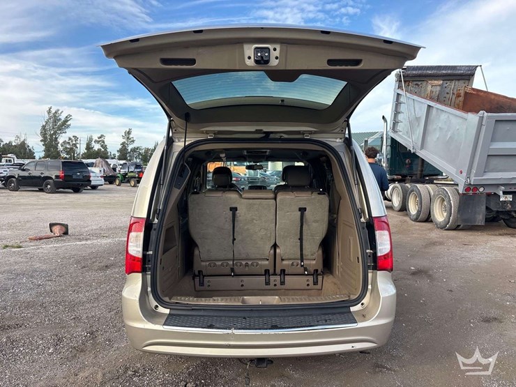 2014-chrysler-town-&-country-image-20