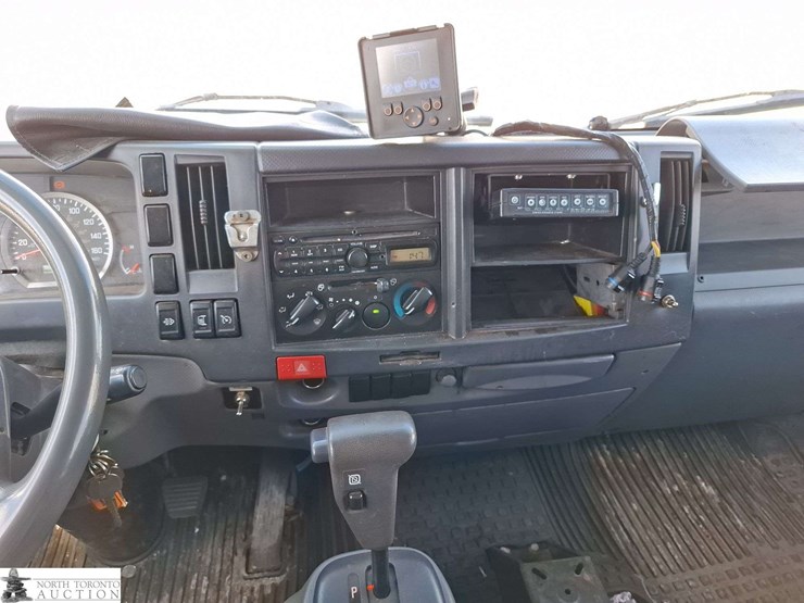 2014-isuzu-nqr-image-12