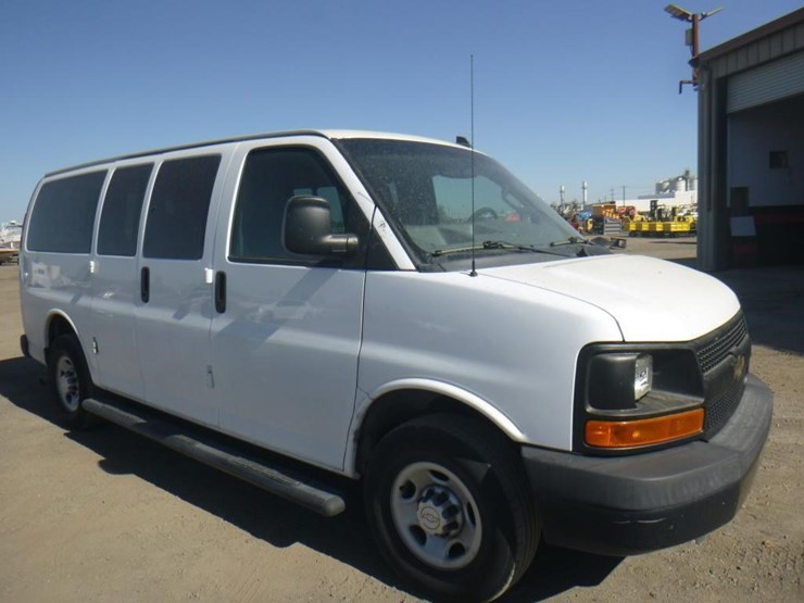 2016-chevrolet-express-2500-image-2