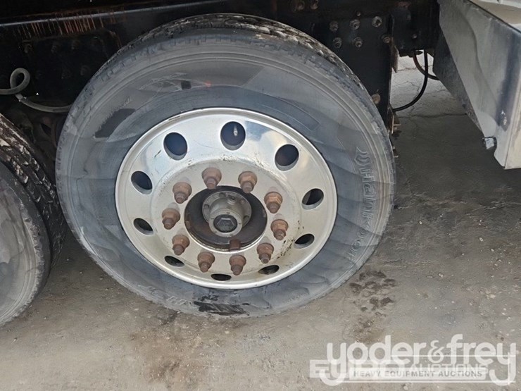 2019-freightliner-122sd-image-12