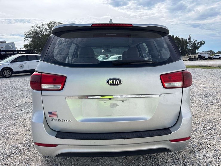 2016-kia-sedona-image-25