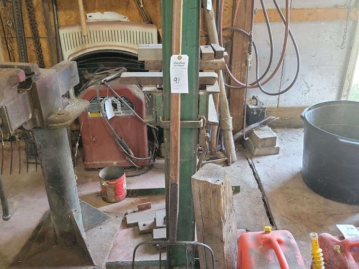 four-prong-pitchfork-with-wooden-handle-image-1