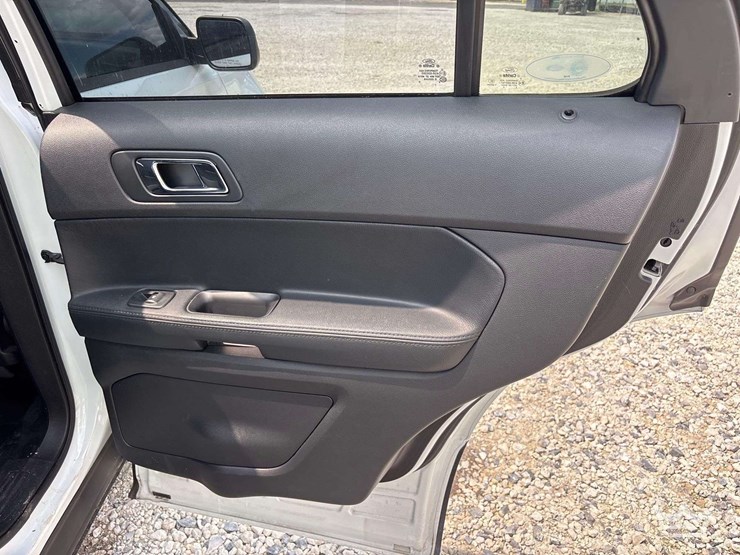 2016-ford-explorer-image-19