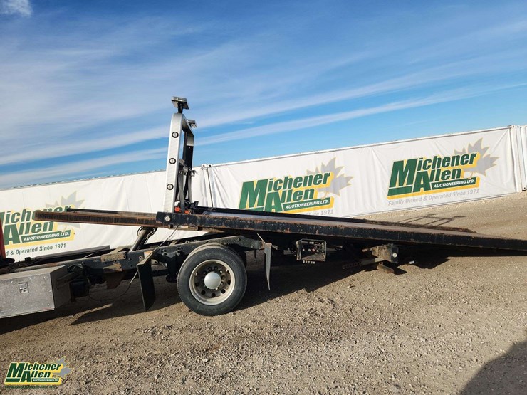 2014-freightliner-m2-106-image-33
