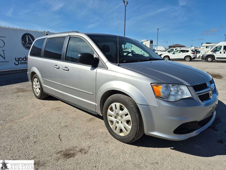 2017-dodge-grand-caravan-sxt-image-3