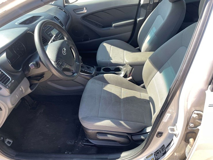 2017-kia-forte-4-door-sedan-(181,895-miles)-image-10