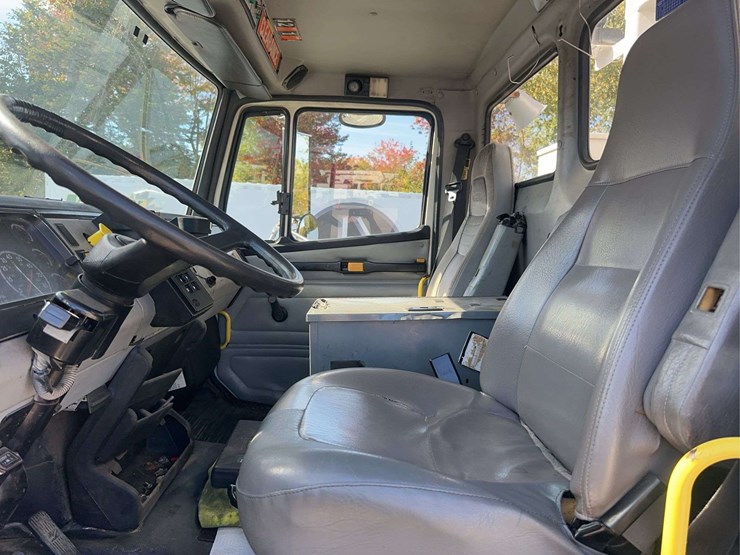 2002-freightliner-fl70-image-21