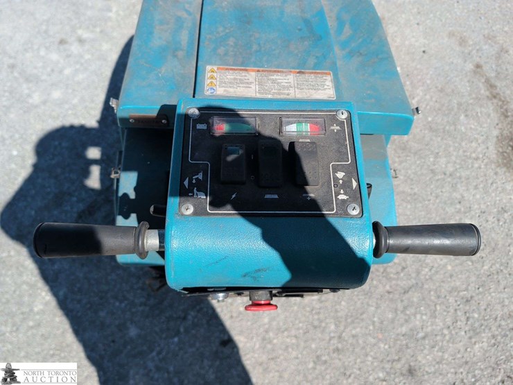 non-operable-tennant-2550-floor-scrubber-image-13