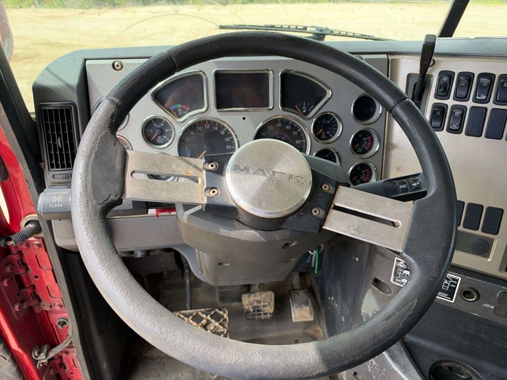 2007-mack-granite-ctp713b-image-13