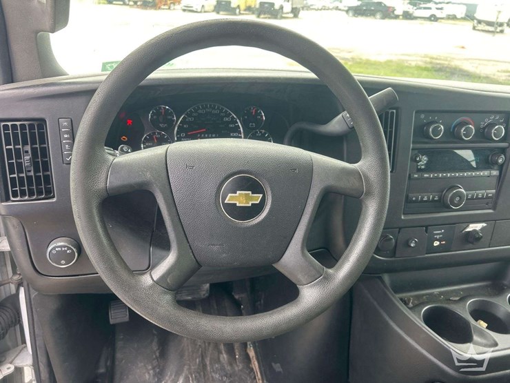 2017-chevrolet-express-g2500-image-11