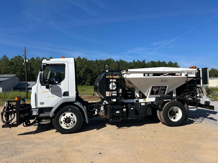 2015-peterbilt-220-image-3