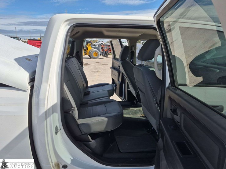 2015-dodge-1500-image-25