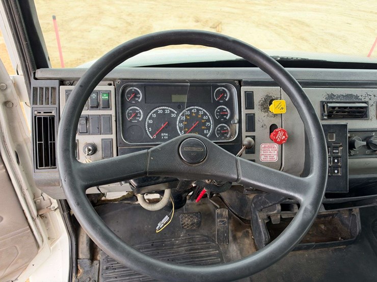 2003-freightliner-fl70-image-12