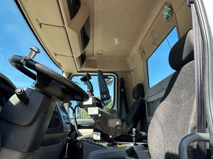 2015-peterbilt-220-image-38