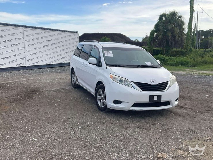 2013-toyota-sienna-image-2