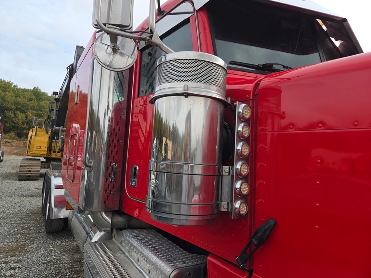 #1408-•-2014-peterbilt-388-sleeper-cab-truck-tractor-image-15