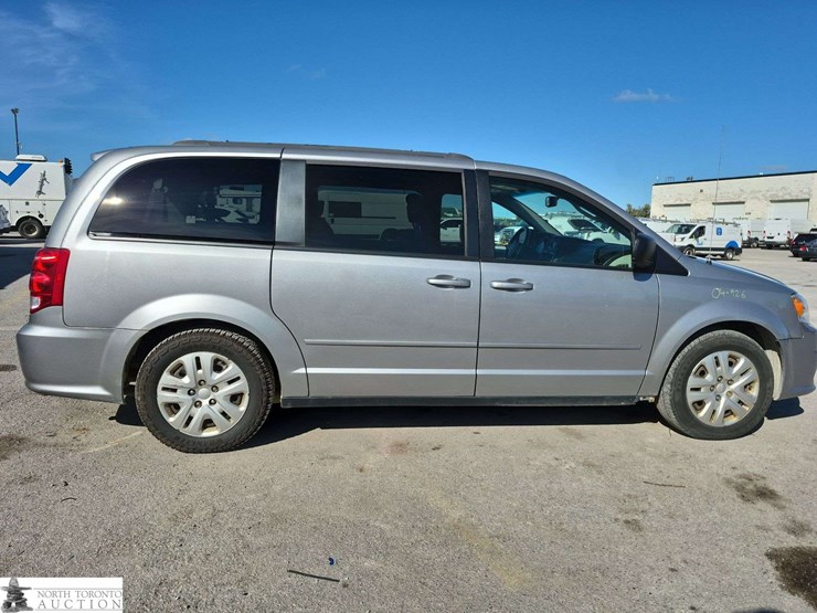 2017-dodge-grand-caravan-sxt-image-4