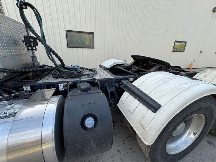 2022-kenworth-t680-image-17