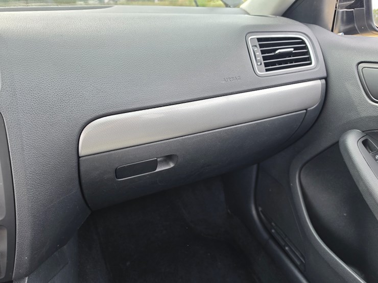 #25322-•-2017-volkswagen-jetta-passenger-car-image-41