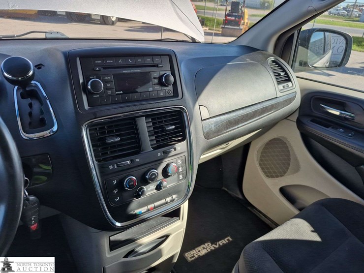 2017-dodge-grand-caravan-sxt-image-12