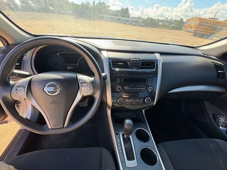 2015-nissan-altima-4-door-sedan-(270,918-miles)-image-10