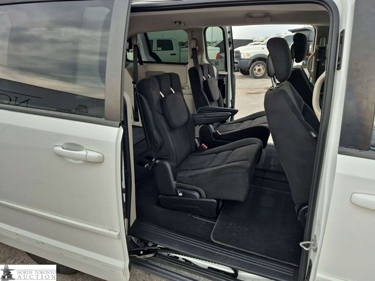 2014-dodge-grand-caravan-sxt-image-26