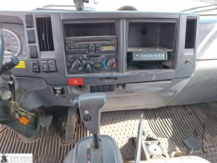 2014-isuzu-nqr-image-12