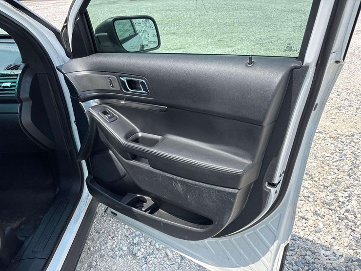 2016-ford-explorer-image-22