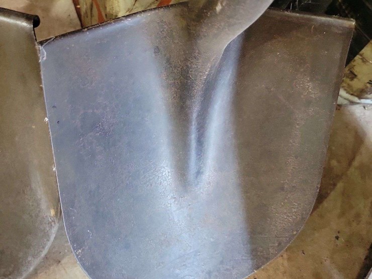 long-handled-shovels-image-1