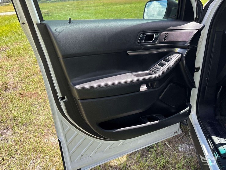 2016-ford-explorer-image-11