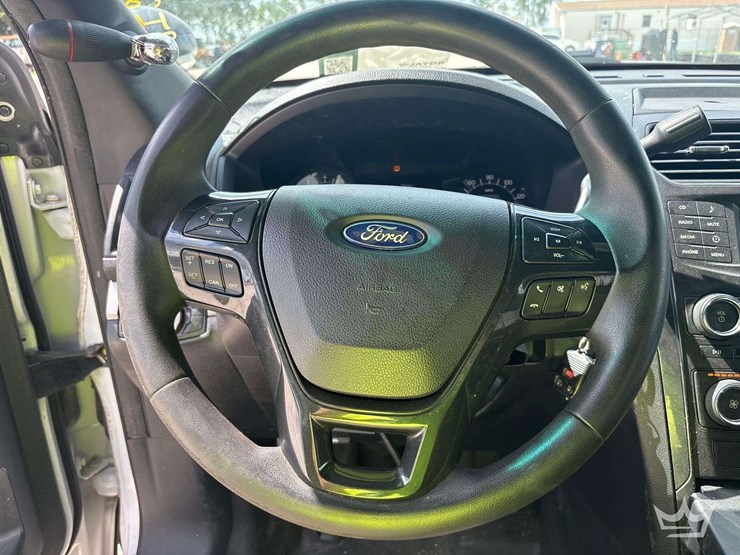 2016-ford-explorer-image-13