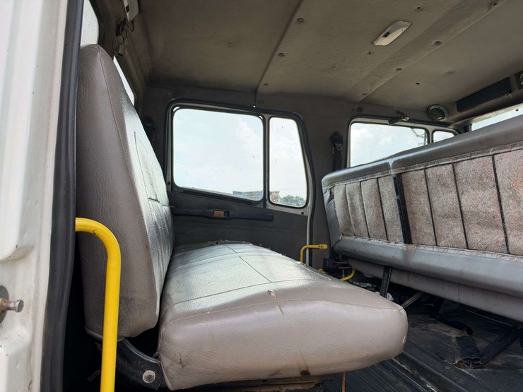 2003-freightliner-fl70-image-17