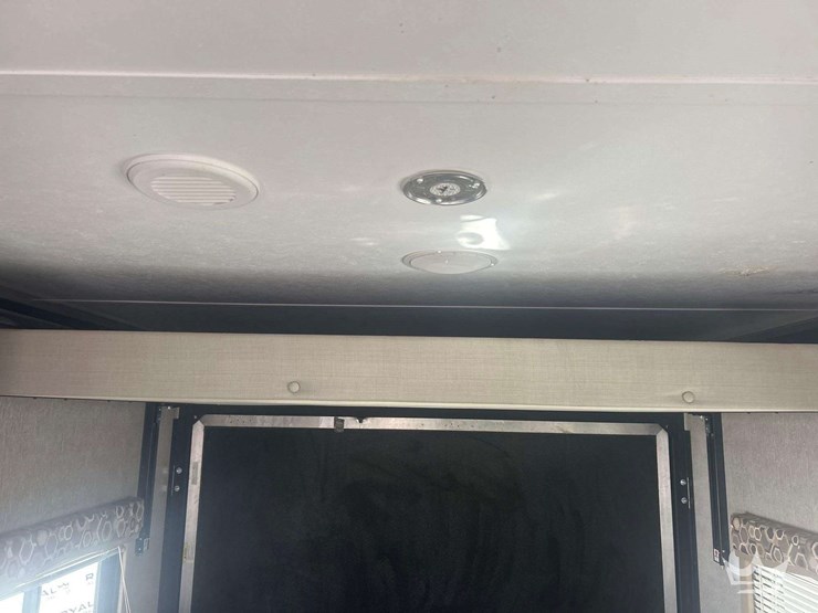 2019-28ft-keystone-coleman-toy-hauler-t/a-travel-trailer-image-16