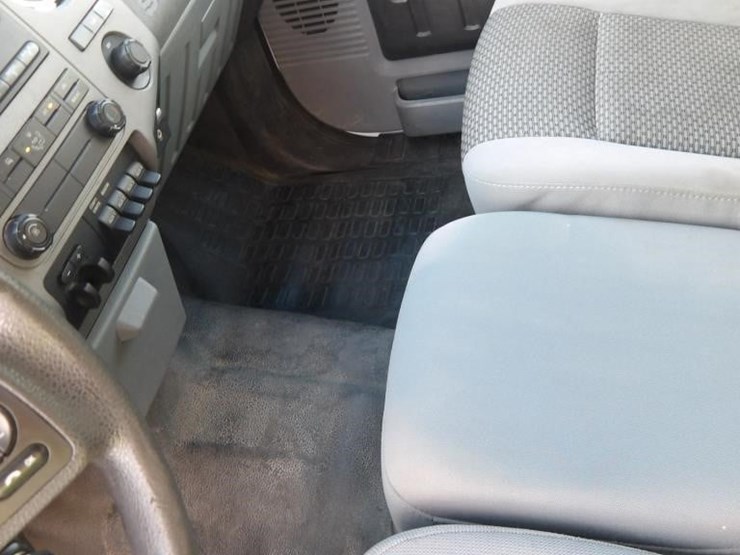 2011-ford-f550-image-24