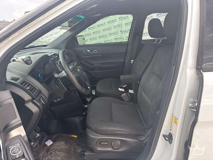 2017-ford-explorer-image-16