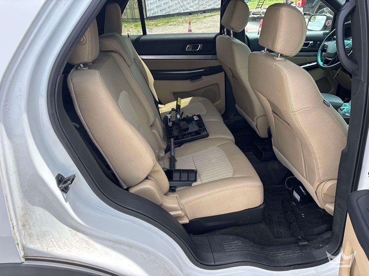 2016-ford-explorer-image-22