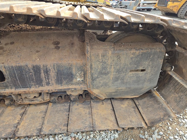 2017-deere-245g-lc-image-74