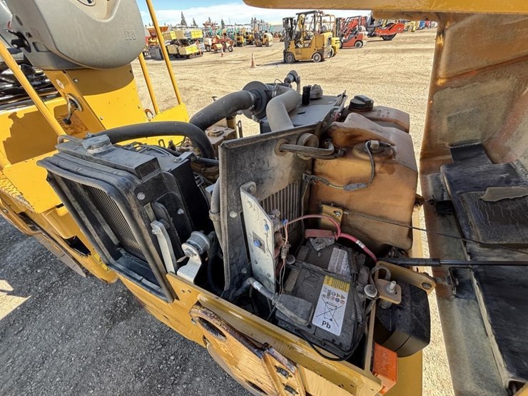 2013-caterpillar-cb22-image-29