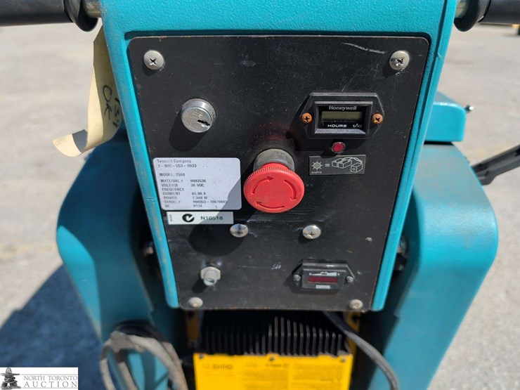 non-operable-tennant-2550-floor-scrubber-image-14